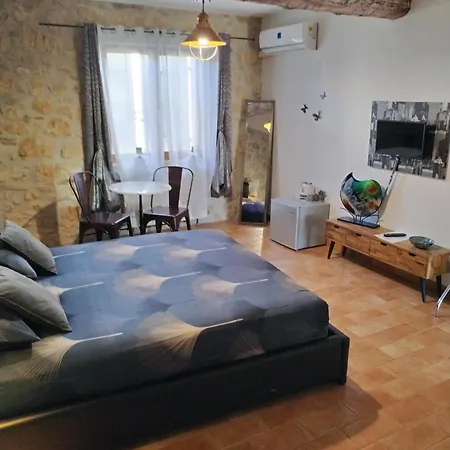 Artemia Maison Vigneronne A Bed & Breakfast
