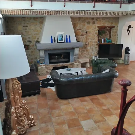 Artemia Maison Vigneronne A Bed & Breakfast 3*