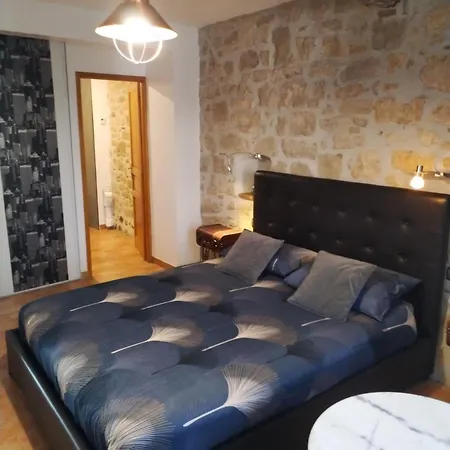 Artemia Maison Vigneronne - D Hotes-b&b-piscine فندق مبيت وإفطار 4*