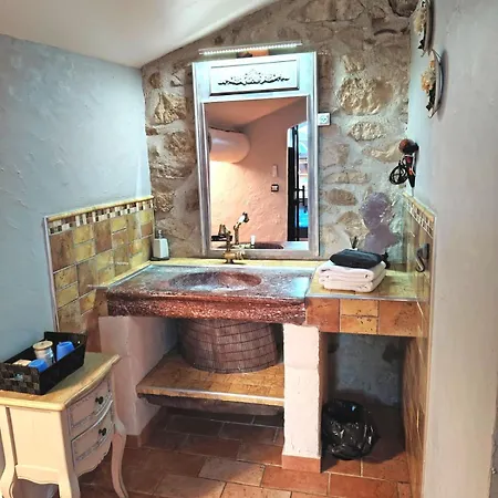 Artemia Maison Vigneronne - D Hotes-b&b-piscine 4*