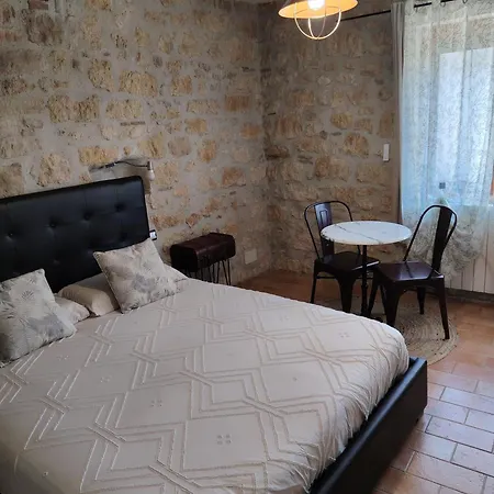 Artemia Maison Vigneronne - D Hotes-b&b-piscine فندق مبيت وإفطار