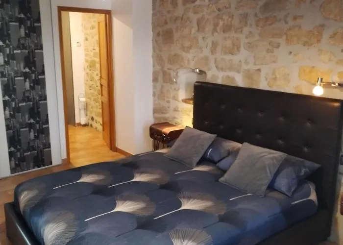 Artemia Maison Vigneronne - D Hôtes-b&b-piscine Et Couette-café 4*