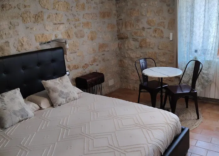 Artemia Maison Vigneronne - D Hotes-b&b-piscine Et Bed and breakfast